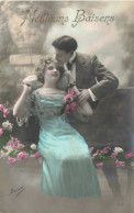 Couple - Meilleurs Baisers - Un Homme Embrassant Le Front De Sa Compagne - Colorisé - Carte Postale Ancienne - Paare