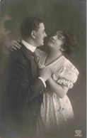 Couple - Un Couple Se Faisant Les Yeux Doux - Carte Postale Ancienne - Koppels