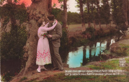 Couple - Un Couple S'embrassant Dans La Forêt - Colorisé - Carte Postale Ancienne - Couples