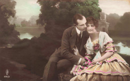 Couple - Un Homme Embrassant La Joue De Sa Compagne - Colorisé - Carte Postale Ancienne - Parejas