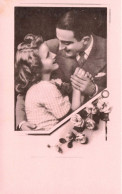 Couple - Un Couple Se Faisant Les Yeux Doux -  Carte Postale Ancienne - Koppels