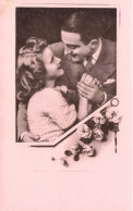 Couple - Un Couple Se Faisant Les Yeux Doux -  Carte Postale Ancienne - Parejas