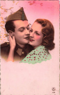 Couple - Un Soldat Et Sa Femme - Robe Verte à Pois -  Colorisé - Carte Postale Ancienne - Couples