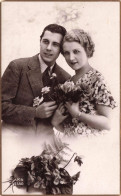 Couple - Un Couple Tenant Un Bouqute De Fleurs - Carte Postale Ancienne - Koppels