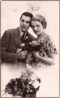 Couple - Un Couple Tenant Un Bouqute De Fleurs - Carte Postale Ancienne - Coppie