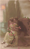 Couple - Un Couple Dans Un Parc - Roses - Colorisé - Carte Postale Ancienne - Parejas