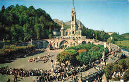 FRANCE - Lourdes - Les Malades Assistant Au Chemin De Croix - Colorisé - Carte Postale - Lourdes