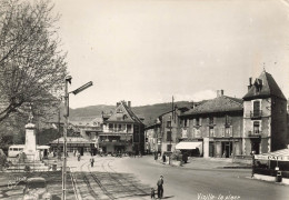 Vizille * La Place Du Village * Café * Pharmacie BARBE - Vizille