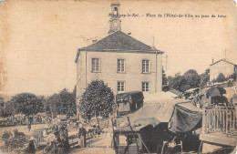 CPA 52 MONTIGNY LE ROI / PLACE DE L'HOTEL DE VILLE UN JOUR DE FOIRE - Autres & Non Classés