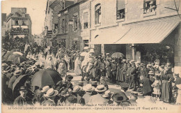 Fougères * Cavalcade Et Défilé Fleuri Du 29 Juin 1913 * Le Général Lyautey Et Son Escorte Ramenant Le Roghi Prisonnier - Fougeres