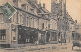 CPA 80 DOULLENS / GRANDS MAGASINS DE NOUVEAUTES ET CONFECTION DESSAINT LEFEVRE / RUE DU BOURG - Andere & Zonder Classificatie