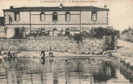 La Bruffière * La Maison D'école Et Le Lavoir * Laveuse Lavandière * Groupe Scolaire école Village Villageois - Autres & Non Classés