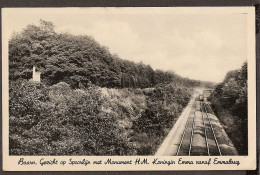 Baarn -Spoorlijn Met Stoomtrein In De Verte. Monument H.M. Koningin Emma Vanaf De Emmabrug Gezien. Train, Railroad. - Baarn