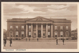 Leeuwarden - Gerechtshof Met Passanten - Leeuwarden