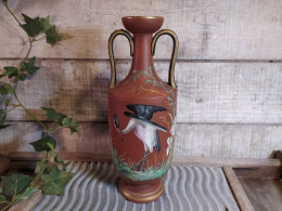 Ancien Vase Amphore Art Nouveau Décor Emaillé Héron, Fleurs, Papillon. - Altri & Non Classificati