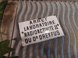 Rare Ancienne Petite Plaque Émaillée Arrêt Laboratoire Radioactivité II Du Dr Dreyfus - Autres & Non Classés