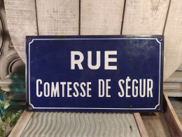 Ancienne Plaque De Rue Emaillée Comtesse De Ségur / Femme De Lettre, Ecrivaine Enamel Sign - Numéros De Maison