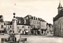 Vayrac En Quercy * La Place Lucterius * Coiffeur * Commerces Magasins - Vayrac