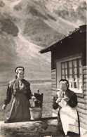 Folklore -  Les Serveuses Du Chalet Savoyard Au Col Des Aravis En Costume Local - Carte Postale Ancienne - Personen