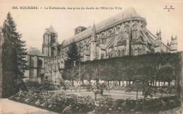 FRANCE - Bourges - La Cathédrale Vue Prise Du Jardin De L'Hôtel De Ville- Carte Postale Ancienne - Bourges