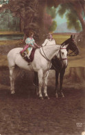 PHOTOGRAPHIE - Une Fille Et Son Frère Sur Des Chevaux - Colorisé - Carte Postale Ancienne - Fotografie