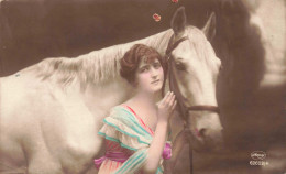 PHOTOGRAPHIE - Une Fille Avec Un Cheval Blanc - Carte Postale Ancienne - Photographie