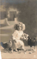 ENFANTS - Portrait - Petite Fille Avec Des Poules  - Carte Postale Ancienne - Abbildungen