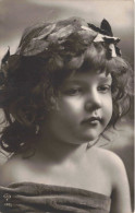 ENFANTS - Portrait - Enfant Avec Des Feuilles Dans Les Cheveux - Carte Postale Ancienne - Portretten