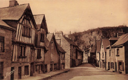 Fougères * Place Du Marché Et Maisons Du XVIème Siècle - Fougeres