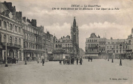 Douai * La Grand Place , Côte De Droite Détruit Par Les Allemands à Leur Départ De La Ville - Douai