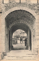 Fougères * Rue Et Entrée Du Château , Côté Intérieur - Fougeres