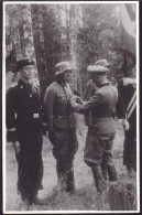 SS-Panzer-Grenadier-Regiment "Der Führer" DR Aufkärungsabt. Hstuf. Rudolf Mühlenkamp Bei Ordensverleihung, Rußland 1941  - Unclassified