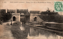 N°114358 -cpa Pont Saint Vincent -passage D'un Train De Marchandises Sur L'écluse- - Obras De Arte