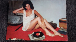 Delcampe - CPSM PIN UP JEUNE FEMME SEINS NUS ECOUTANT DISQUES  VINTAGE ED LYNA A MOREL 150 45 ELECTROPHONE - Pin-Ups
