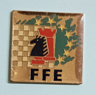 Pin's  FFE Féderation Francaise D'Echecs - Jeux