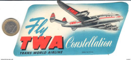 ETIQUETA DE AVION  - FLY TWA CONSTELLATION -TRANS WORLD AIRLINE - Etiquetas De Equipaje