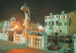 1 AK Italien / Italy * Die Statue "Kleine Muttergottes" An Der Hafenmauer In Der Stadt Chioggia * - Chioggia