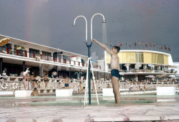 1955 BOY GARÇON PISCINA POOL PRAIA DAS MAÇAS SINTRA PORTUGAL 35mm AMATEUR  DIAPOSITIVE SLIDE NO PHOTO FOTO NB2796 - Diapositives