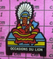 921 Pin's Pins / Beau Et Rare / AUTOMOBILES / PEUGEOT OCCASIONS DU LION CHEF INDIEN GRAND SACHEM - Peugeot