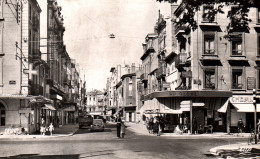 Valence - L'Avenue Victor Hugo En 1959, Café Au Globe, Agent De La Circulation - Carte CAP N° 93 - Valence