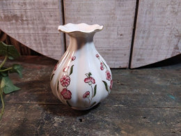 Petit Vase Porcelaine De Zsolnay Hungary Pecs Décor Fleurs. - Zsolnay (HUN)