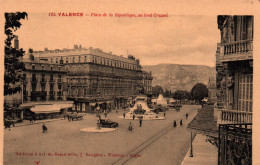 Valence - Place De La République, Au Fond Crussol - Editions D'Art Du Soleil D'Or - Carte N° 125 Non Circulée - Valence