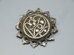 -BROCHE ANCIENNE AFRIQUE DU NORD METAL Argenté BIJOUX ANCIEN VITRINE     E - Brooches