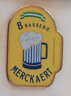YY486 Pin's Chope Bière Beer Brasserie Merckaert SUISSE Fond Jaune Achat Immédiat - Bierpins