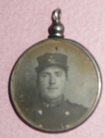 Rare Ancien Pendentif Porte-photo En Métal Et Verre Photos Portraits Militaires - Pendenti