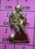 716C Pin's Pins / Beau Et Rare / SPORTS / FOOTBALLEUR EN RELIEF METAL JAUNE - Calcio