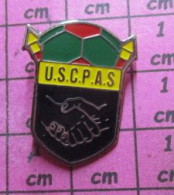 414C Pin's Pins / Beau Et Rare / SPORTS / FOOTBALL CLUB USCPAS POIGNEE DE MAINS - Calcio