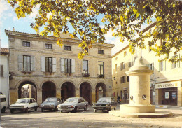 30 - Roquemaure - La Place De La Mairie Et Son Ancienne Fontaine Restaurée - Roquemaure