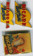 RICARD PETIT PIN'S & PIN'S GD MODELE +BADGE ALCOOL >> LES 3 PIN'S -TRES BON ETAT -REF-X-P-Al-152L - Alcoholes