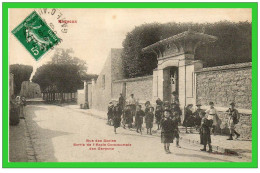 Bagneux. Rue Des Ecoles Sortie De L'Ecole Communale Des Garçons (recto Verso) - Bagneux